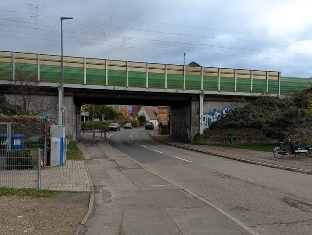 Gefahrenstelle für Verkehrsteilnehmer: Eisenbahnbrücke in Neckarhausen  | Foto: OGL