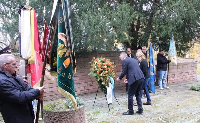 Bürgermeister Schmutz und Johanna Heggemann legten den Kranz der Stadt Ladenburg am Mahnmal nieder. 