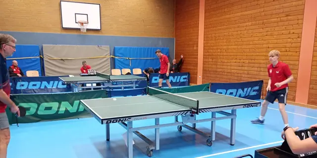 Was lange währt, wird endlich gut: Die dritte Herrenmannschaft holte vor heimischer Kulisse ihren ersten Saisonsieg. Mitentscheidend war unter anderen die starke Form von Youngster Felix Zimmermann (rechts), der alle seine Spiele gewann.