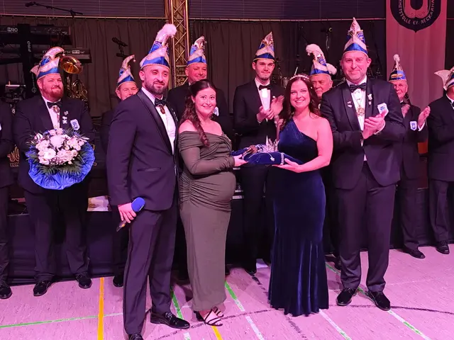 Prinzessin Isabell II. "aus dem Hause der Präsidenten" bekommt die Prinzessinnen Insignien von ihrer Vorgängerin Katharina II. von Tanz und Tenor offiziell überreicht.  | Foto: Nicoline Pilz | RNZ