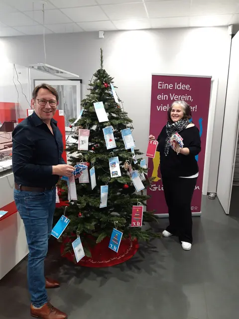 Markus Schwarz-Riehle und Kerstin Riehle hoffen auf viele Geschenke für die Kinder. | Foto: zg