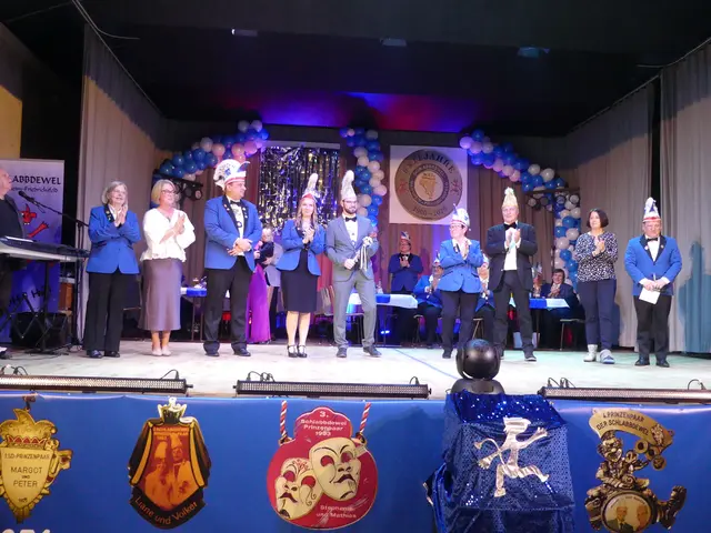 Alle ehemaligen Prinzenpaare der Schlabbdewel auf der Bühne vereint. | Foto: Schatz