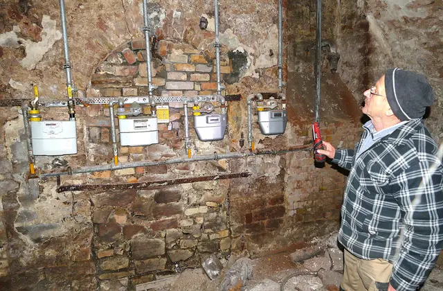 Roland Schwab zeigt den noch gut zu erkennenden gewölbten Zugang zum Tunnel im Keller des Schlösschen-Nachbarhauses | Foto: FV