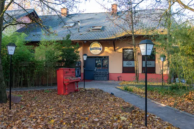 Da das HeimatRock schließt, sucht der Eigentümer Fody Pashalidis jemanden, der die Nachfolge antritt.