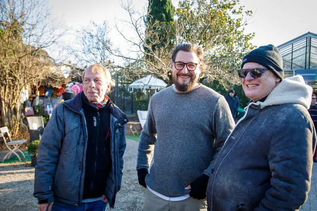 Gut gelaunt – Carlo Huben (Mitte) im Gespräch mit zwei der Ausstellenden.