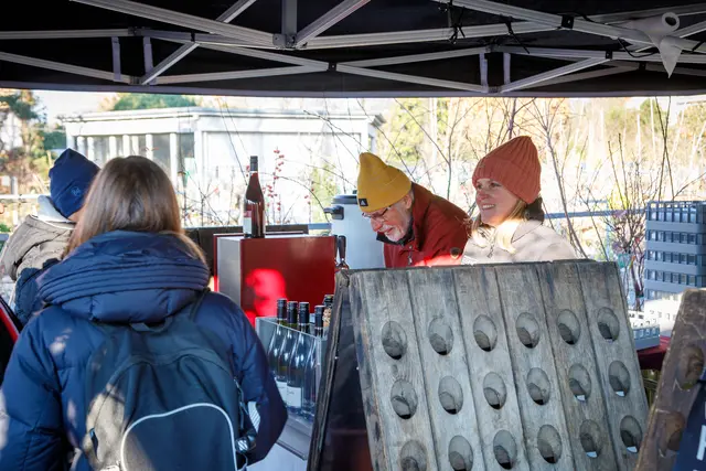 Das Team vom Weingut Rosenhof hatte alle Hände voll zu tun und kam kaum mit Ausschank von Glühwein hinterher. 
