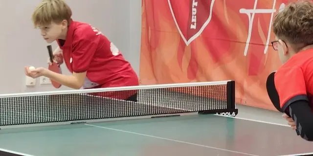 Volle Konzentration beim Aufschlag: Für Ben Töppe (links) sollte sich dies auszahlen, denn er konnte sein Können umsetzen und gewann sein erstes Spiel in seiner noch jungen Tischtennislaufbahn.