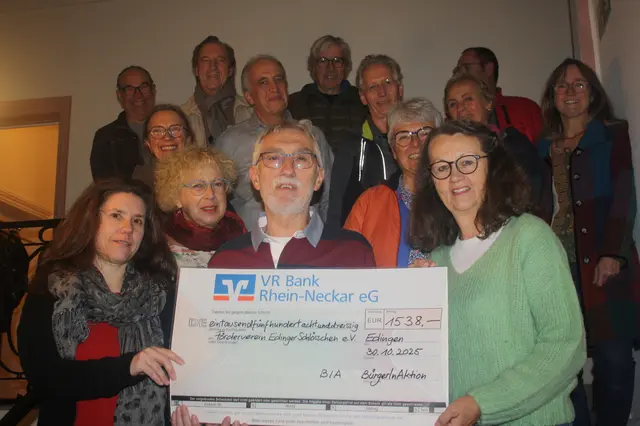 Übergabe des Spendenschecks der BürgerInAktion an den Fördervereins-Vorsitzender Hans Stahl | Foto: Hannelore Schäfer | Rhein-Neckar-Zeitung