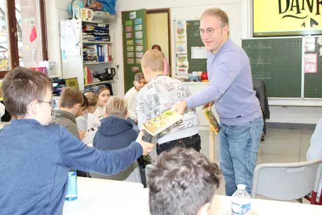 Nach der Lesung verteilte Sebastian Cuny die Bücher an die Kinder.