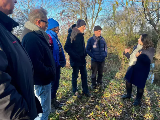 Fadime Tunçer besichtigt den Biberdamm an der Bacherlebnisstation des BUND V.l.n.r.: Martin Hornberger, Hanns-Hermann Wahl, Edith Quennet, Dieter Nährig, Peter Petersen, Fadime Tunçer | Foto: Michael Janke