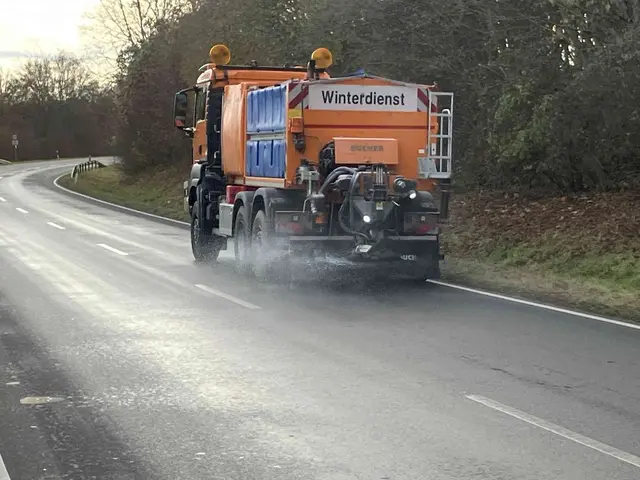 Derzeit sind Fahrzeuge der Straßenmeistereien des Rhein-Neckar-Kreises im Einsatz, um präventiv reine Sole auszubringen. | Foto: Foto: Landratsamt Rhein-Neckar-Kreis