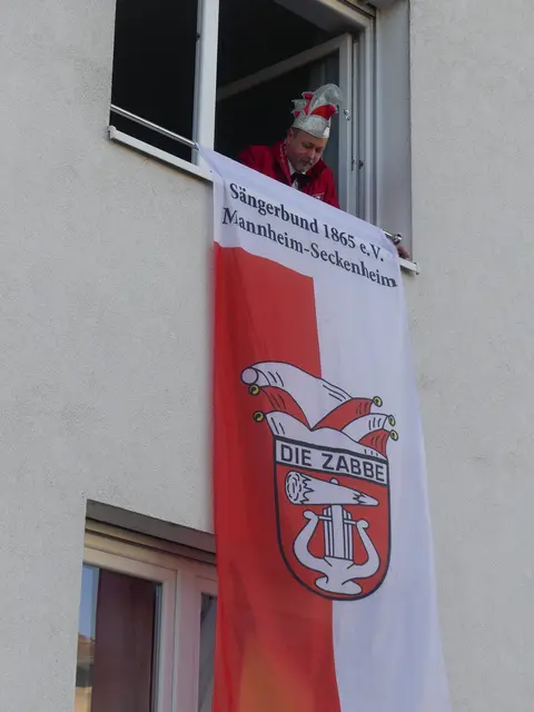 Dominik Adler entrollte die Zabbe-Fahne. | Foto: Schatz