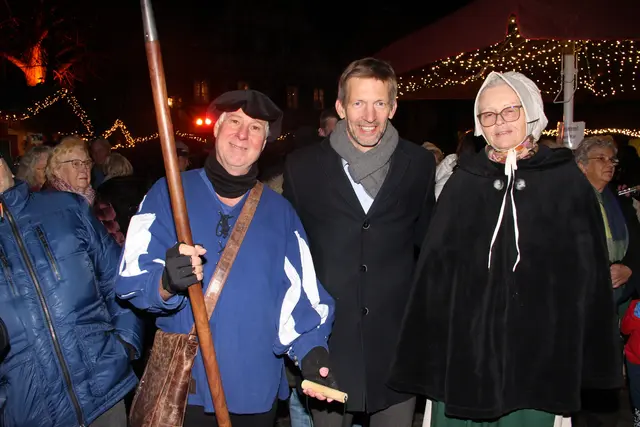 Bürgermeister Schmutz wurde bei der Eröffnung von einem Torwächter aus Viernheim und einer Bürgersfrau aus Ilvesheim „beschützt“. 