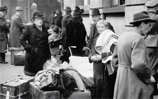 Jüdinnen und Juden, die auf die Durchsuchung ihres Gepäcks und den Zwangsumtausch der ihnen verbliebenen Barmittel warten, 1940.
 | Foto:  MARCHIVUM