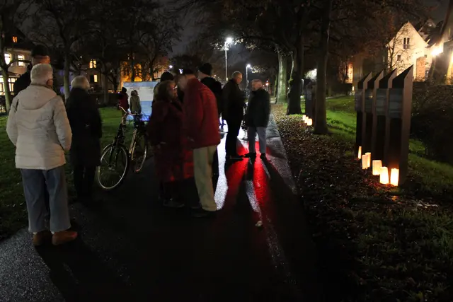 Ein Zeichen gegen die Todesstrafe setzten die Besucher der Veranstaltung "Cities for Life" der ai-Gruppe Ladenburg-Schriesheim mit Lichtern an den Stelen vor der Stadtmauer.