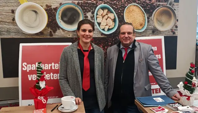 Unser Mann für Stuttgart, Jessi, und unser Gemeinderat Gerd sagen danke für die vielen vielen Unterschriften, die tollen Gespräche und bei Edeka Voelkle dafür, Unterschriften für die Demokratie sammeln gedurft zu haben und die deutsche Grammatik schreiben tun zu können.