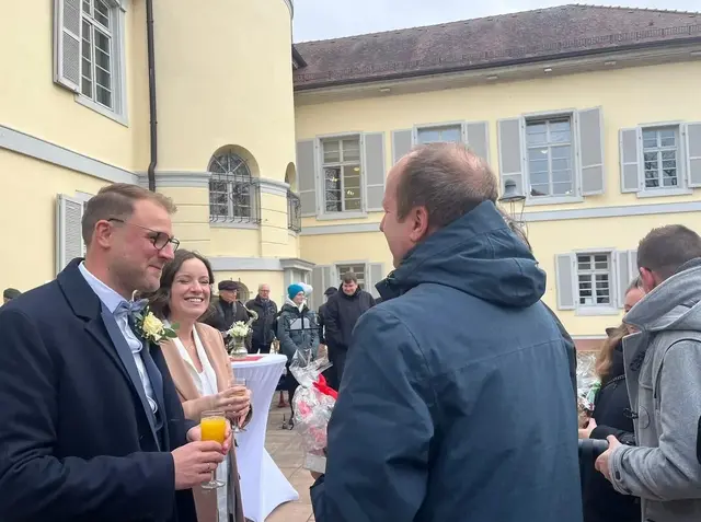 Der Förderverein Fähre Neckarhausen gratulierte dem frischvermählten Brautpaar | Foto: FV