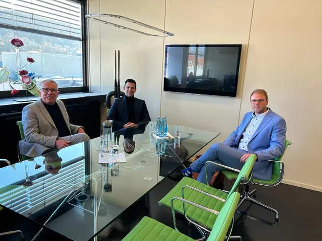 Im Bild (v.l.n.r.): Landrat Stefan Dallinger und die Bürgermeister Benjamin Köpfle (Laudenbach) und Florian König (Edingen-Neckarhausen) bei der Aufnahme der Podcast Folge im Landratsamt | Foto: Bild: Susanne Hauser