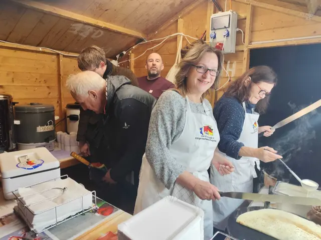 Die IGP-Equipe mit Barbara Rumer, Gaby und Robert Mildenberger beim Crêpes-Backen auf dem Messplatz Edingen | Foto: Nicoline Pilz