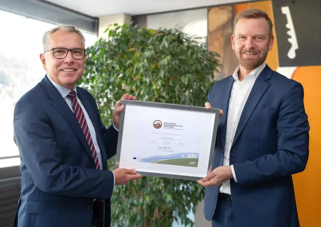 ‚Gold-Siegel‘ für fahrradfreundliches Mobilitätsmanagement: Landrat Stefan Dallinger (links) und Dr. Christopher Leo, Dezernent für Umwelt und Technik des Rhein-Neckar-Kreises, freuen sich über die Auszeichnung des ADFC.  | Foto: LRA Rhein-Neckar-Kreis