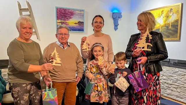 Dieter Baier bedankte sich im Namen der Teilnehmer und verteilte wunderschöne Präsente.