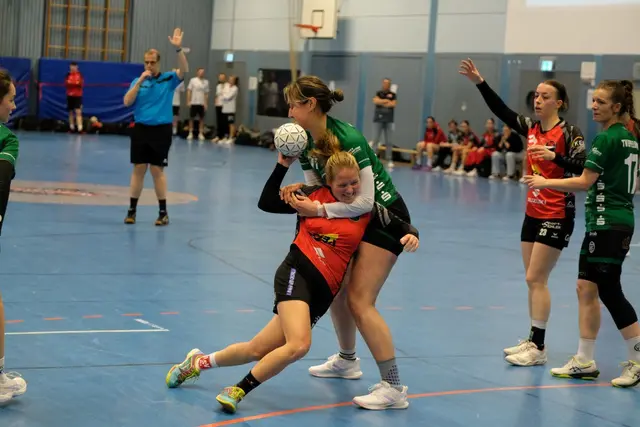 Kämpferisch – Anne Hauck setzt sich am Kreis durch. Am Ende verloren dennoch die SG-Damen mit 11:19 gegen die Gäste.