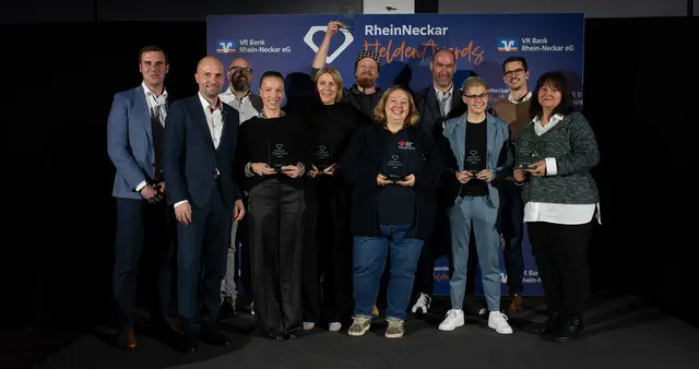 Vorstandsteam der VR Bank Rhein-Neckar mit den RheinNeckar Helden Award-Gewinnern. | Foto: Grüber