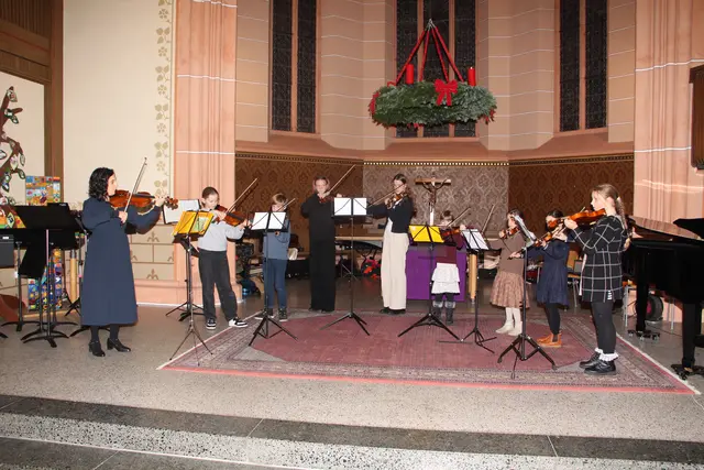 Weihnachtsmelodien stimmte die Geigerklasse von Covadona Alonso an.   