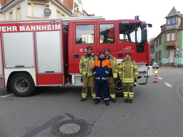 Ohne die Unterstützung der Feuerwehr wäre ein sicheres Anbringen der Lichterketten nicht möglich. | Foto: Schagtz