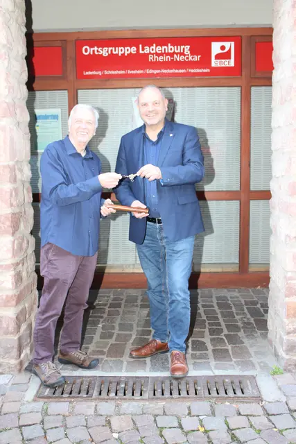 Übergabe Staffelstab und Schlüssel: Bernd Schuhmann (links) und sein Nachfolger Karsten Rehbein