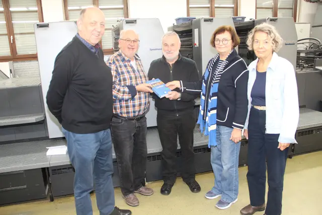 November: Der Heimatbund präsentierte die 4. Auflage des Ladenburg-Lexikons vor der Druckmaschine von Weik Druck&amp;Design.