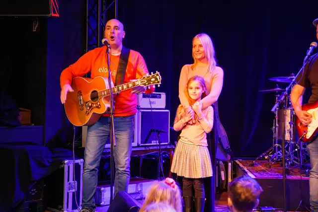 Jörg Schreiner stimmt ein Geburtstagsständchen für Greta an, die ihren achten Geburtstag feierte.