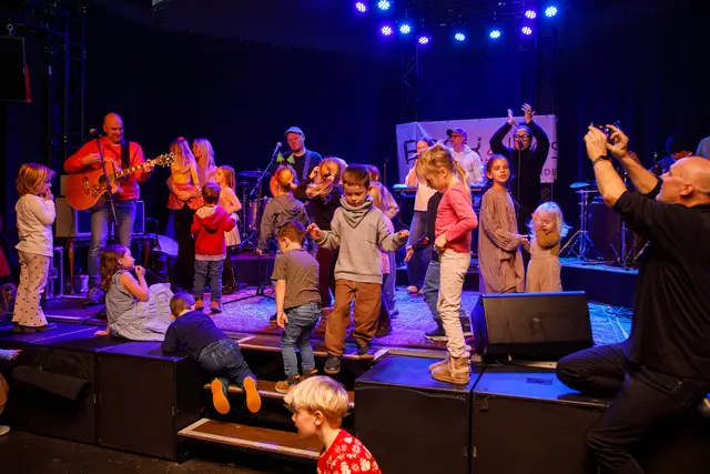 Zum Schluss durften die Kinder alle auf die Bühne. Das ließen sich die nicht zweimal sagen. 