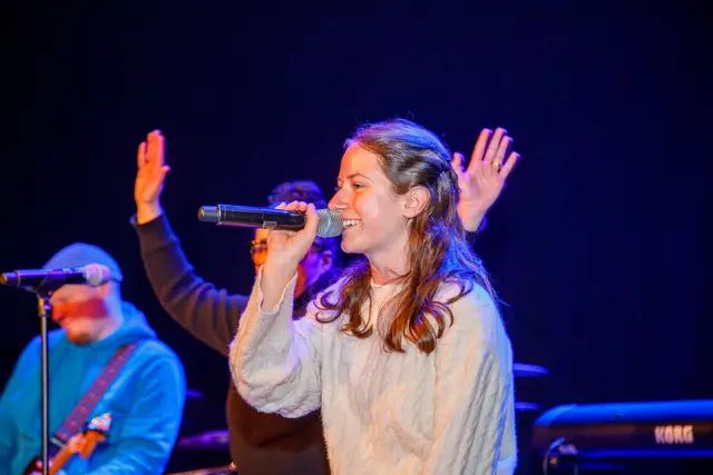 Die Sängerin Finia hat sichtlich viel Spaß mit dem Ladenburger Publikum.