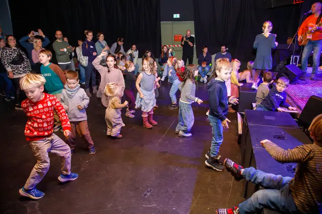Die Kids tanzten zu Songs wie "Ein Hoch auf uns" und hatten viel Spaß. 