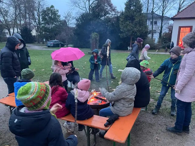 Über dem Feuer konnte das eigene Stockbrot gebacken werden. | Foto: Julia Peuker