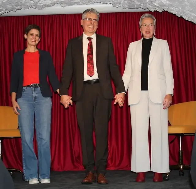 X:  Iris Lipowosky, Gerald Glombitza und Gudrun Schön-Stoll (rechts) ließen Godot bellen. 