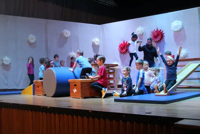 Die Kleinsten vom Kinderturnen bei ihrer Vorführung. | Foto: Schatz