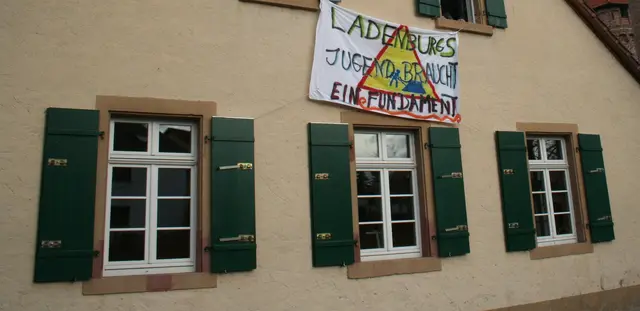 Y:  Das Jugendzentrum steht vor einer ungewissen Zukunft. 