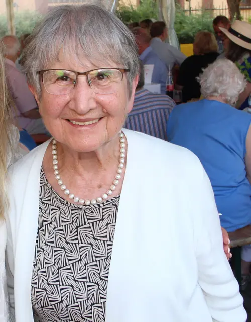 J:  Zum Jubiläum der Sozialstation konnte auch Schwester Hannelore begrüßt werden.