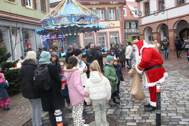 Der Nikolaus war am 7. Dezember ein gern gesehener Weihnachtsmarktgast. 