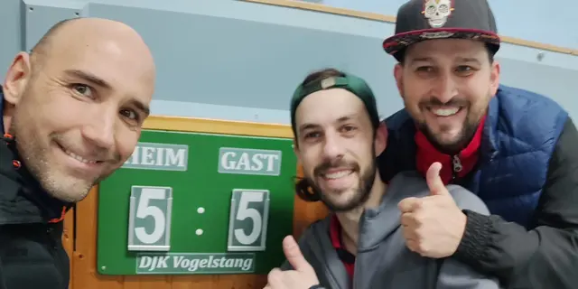 Stolze Tabellenerste, die die in Unterzahl Tabellenführung verteidigen: die siebte Herrenmannschaft mit Jochen Stadler, Till Kaufmann und Andreas Blatt (v. l. n. r.).