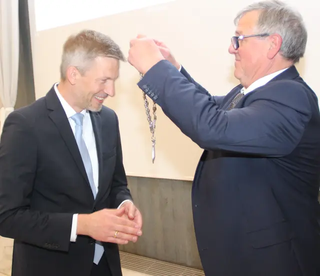 V:  Die Verpflichtung des Bürgermeisters nahm sein Stellvertreter Günter Bläß vor.   