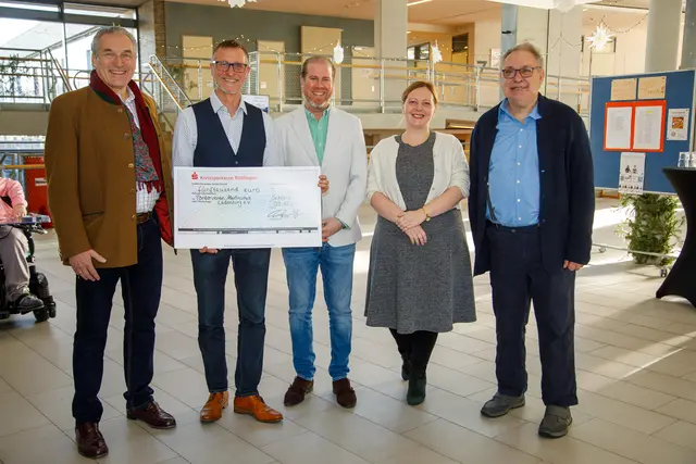 Übergabe des Spendenschecks in Höhe von 5.000 Euro. Darüber freuen sich gemeinsam Herzog Eberhard von Baden-Württemberg, Steffen Funk, Oliver Rosin, Anke Funk und Kurt Grebel (v.l.n.r).