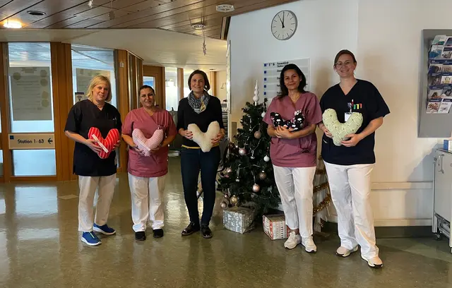 Nicole Völpel und Katharina Röhheuser übergaben die von den Landfrauen genähten Herzkissen. | Foto: Landfrauen Neckarhausen
