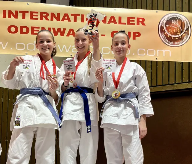 Erfolgreiches Kata-Team vlnr: Anouk Lipowsky, Stella Culman und Zoe Klement | Foto: Foto: BCRN