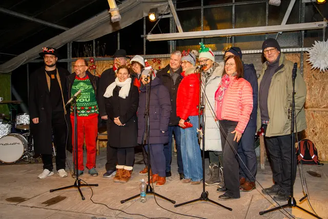 Gruppenfoto: Strahlende Gesichter bei allen Akteuren am Ende des Winterzaubers im Glashaus