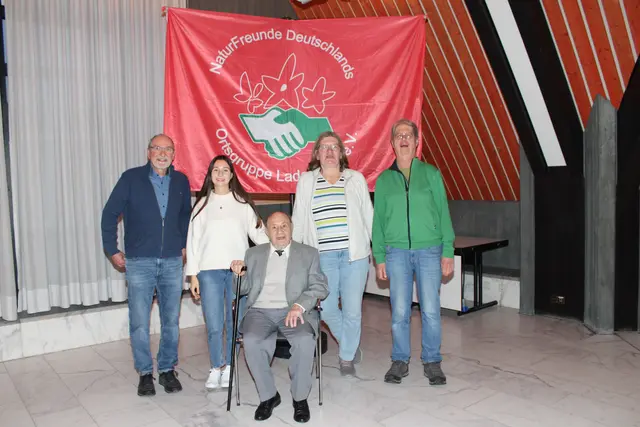 Der Co-Vorsitzende Hans Peter Rosenzweig (links) ehrte Saskia Kuppel für 25 Jahre Mitgliedschaft, ihren Großvater Walter Kuppel für 65 Jahre Vereinstreue und Birgit Schünemann und Michael Rohark für 25 Jahre Mitgliedschaft bei den Naturfreunden (v. li.).