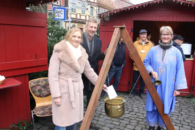 Jutta Ueberrein-Breusch (links) warf für die Rotary-Gruppe Schriesheim-Lobdengau eine 1.000-Euro-Spende in den Spendentopf. Bürgermeister Schmutz und Karola Liebrich nahmen es erfreut zur Kenntnis. 