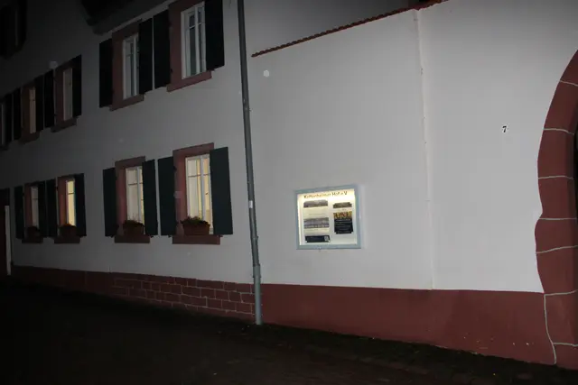 Der Vereinskasten am Kettenheimer-Hof wird von der Mehrheit des TA kritisiert. Die von Bürgermeister Schmutz vorgeschlagene Lösung, Vereinswerbung zuzulassen, lehnte der TA ab. 